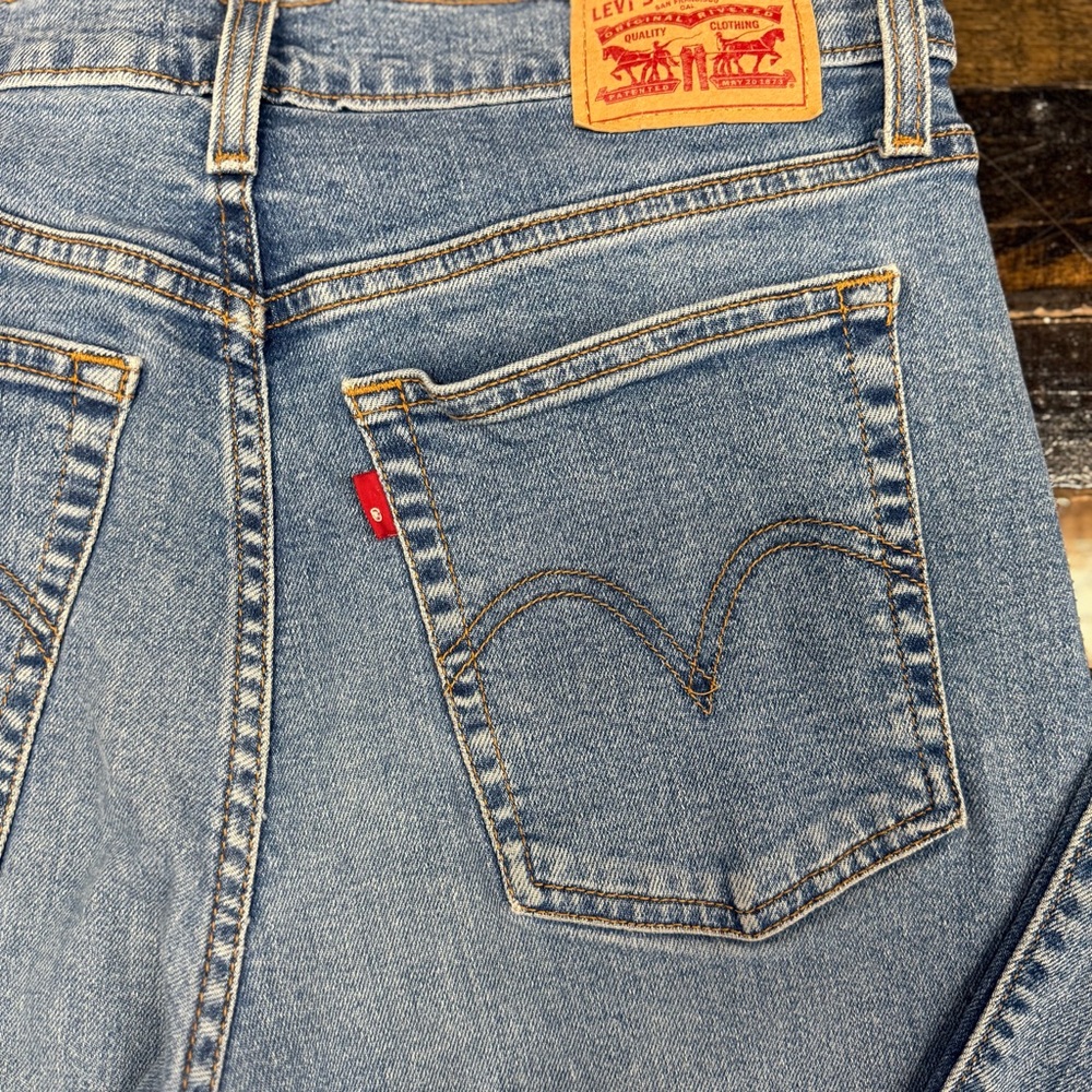Levi's® Women's High-Rise Wedgie Straight
Cropped Jeans 31 - Picture 7 of 11